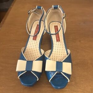 A super nice pair of B.A.I.T heel sandals turquoise and white bow